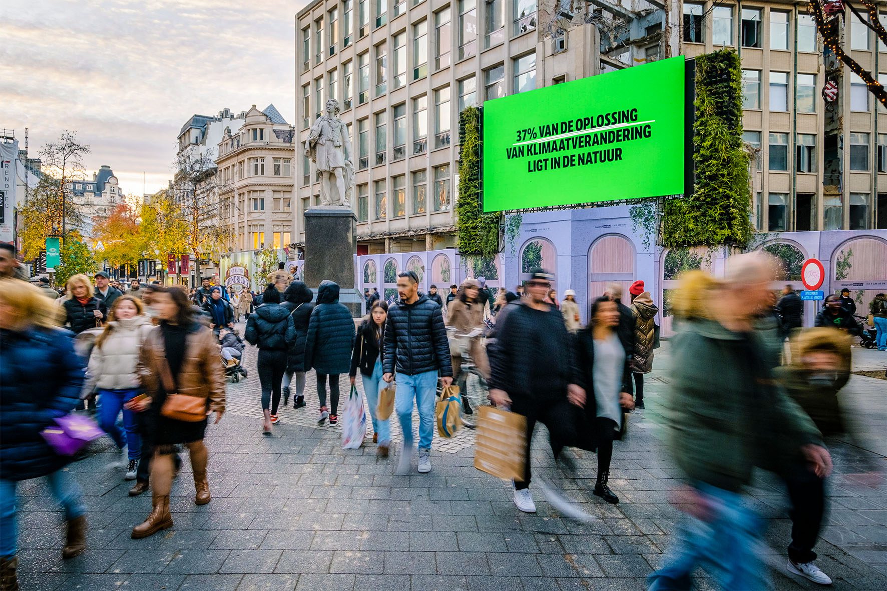 New GreenTech screen on The Meir in Antwerp blowUP media